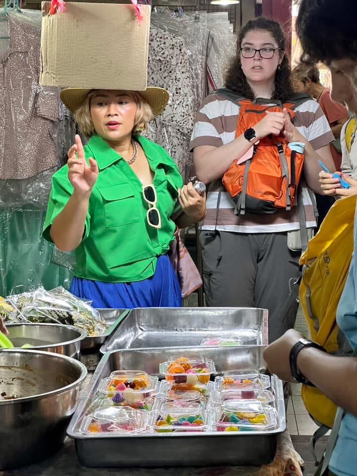 Tasting Thai desserts at Talat Pratu Chiang Mai market